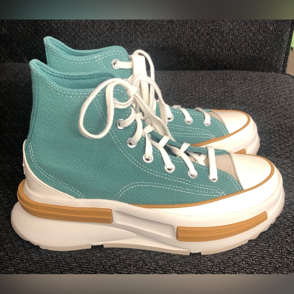 Converse women’s size 8 gently used excellent condition